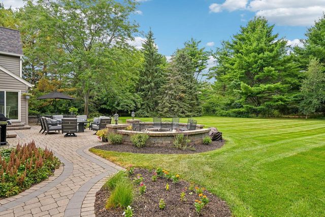 237 Hickory DRIVE, Delafield, WI 53018