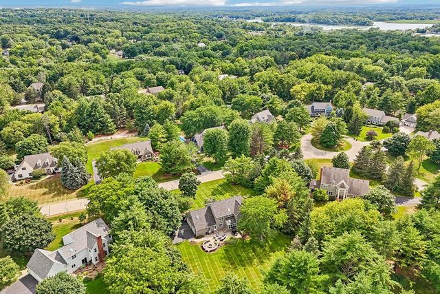 237 Hickory DRIVE, Delafield, WI 53018