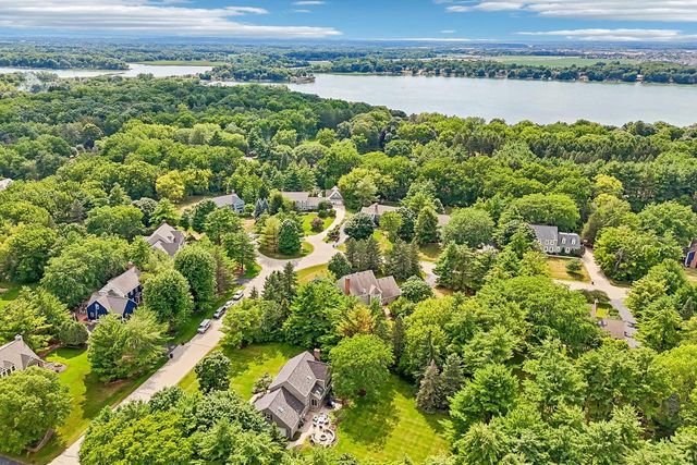 237 Hickory DRIVE, Delafield, WI 53018