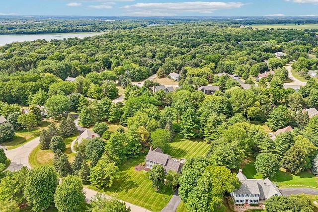 237 Hickory DRIVE, Delafield, WI 53018