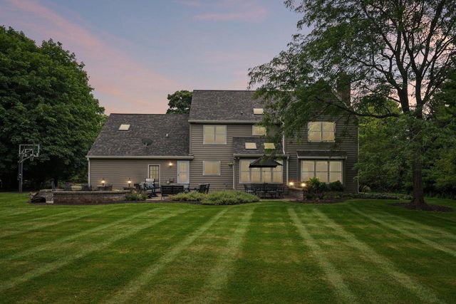 237 Hickory DRIVE, Delafield, WI 53018
