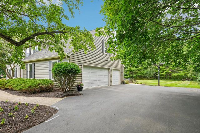 237 Hickory DRIVE, Delafield, WI 53018
