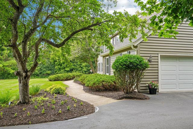 237 Hickory DRIVE, Delafield, WI 53018