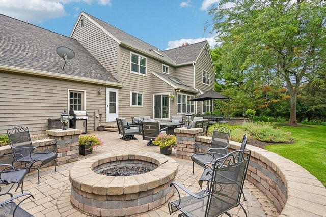 237 Hickory DRIVE, Delafield, WI 53018