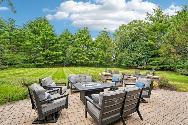 237 Hickory DRIVE, Delafield, WI 53018