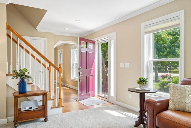 237 Hickory DRIVE, Delafield, WI 53018