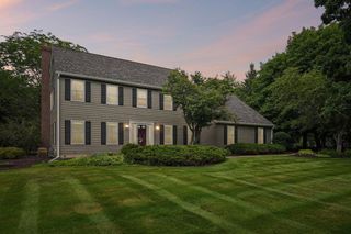237 Hickory DRIVE, Delafield, WI 53018