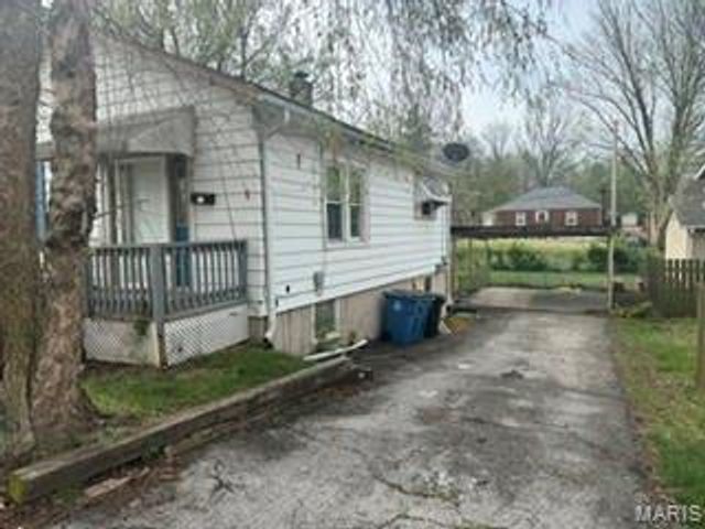 9078 Patrick Drive, St Louis, MO 63114