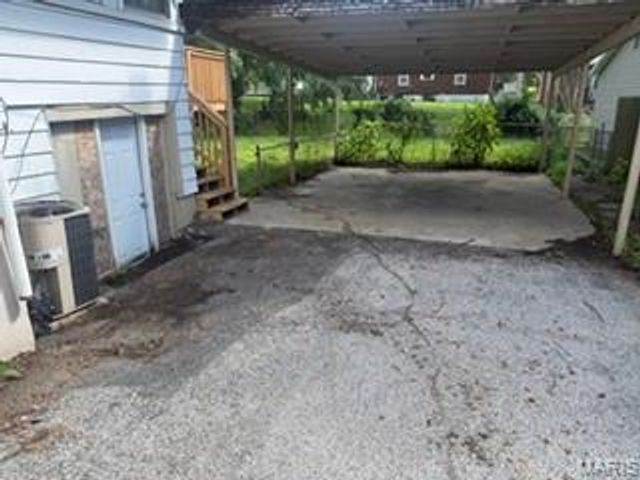 9078 Patrick Drive, St Louis, MO 63114