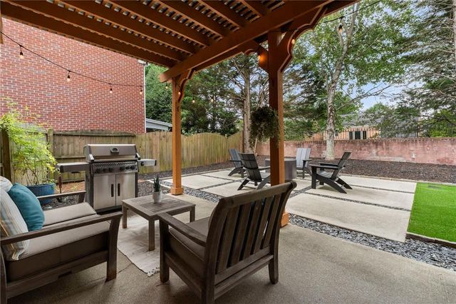 2751 Vinings Oak Drive SE, Atlanta, GA 30339