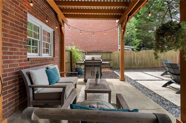 2751 Vinings Oak Drive SE, Atlanta, GA 30339
