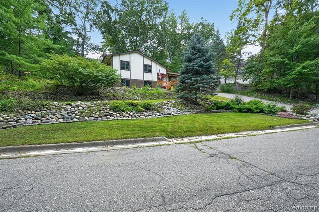 5001 Mohawk Avenue, Clarkston, MI 48348