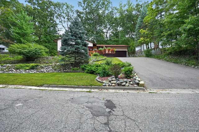5001 Mohawk Avenue, Clarkston, MI 48348
