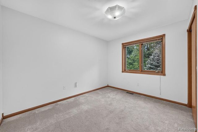 5001 Mohawk Avenue, Clarkston, MI 48348