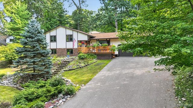 5001 Mohawk Avenue, Clarkston, MI 48348