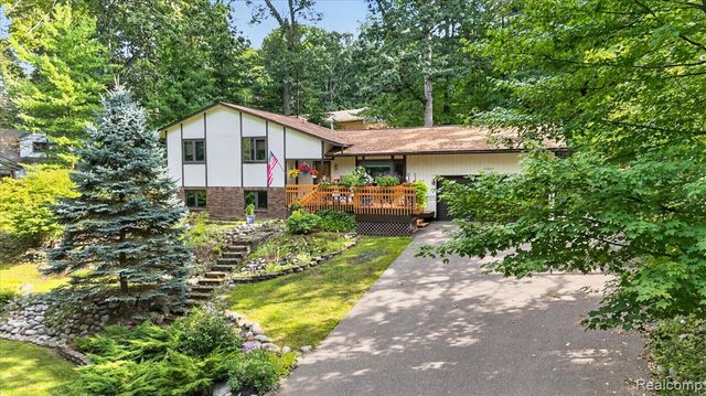 5001 Mohawk Avenue, Clarkston, MI 48348