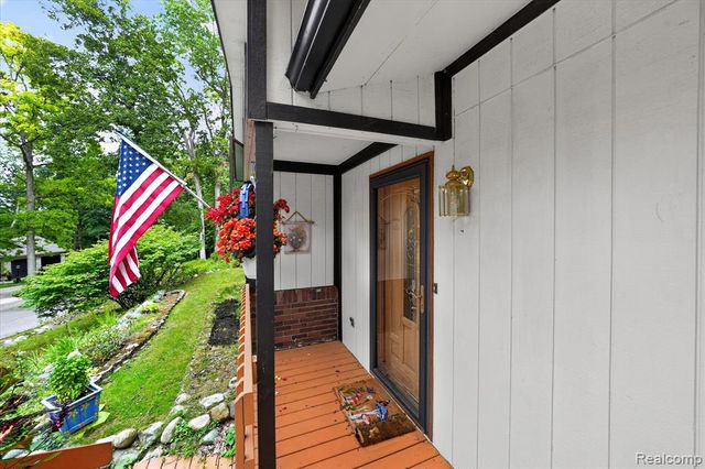 5001 Mohawk Avenue, Clarkston, MI 48348