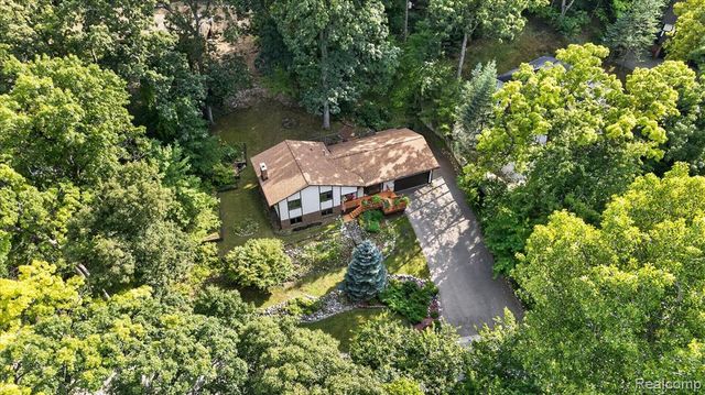 5001 Mohawk Avenue, Clarkston, MI 48348