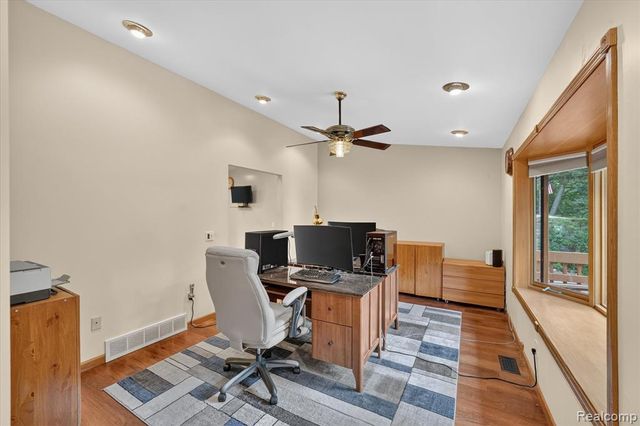 5001 Mohawk Avenue, Clarkston, MI 48348