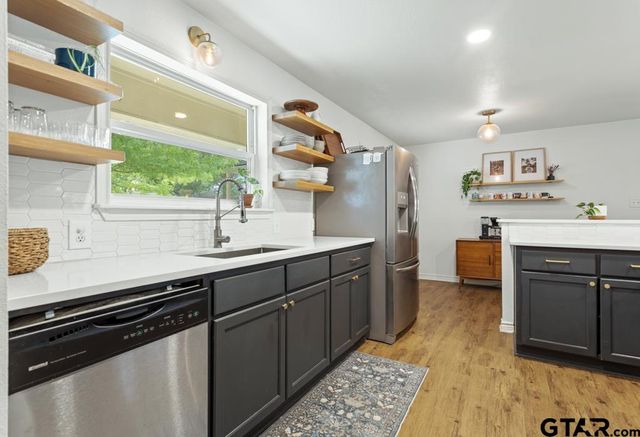 709 N GEORGIA St, Lindale, TX 75771