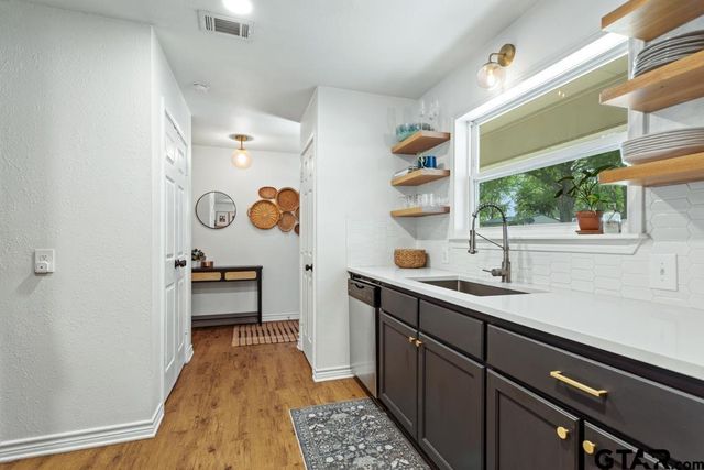 709 N GEORGIA St, Lindale, TX 75771