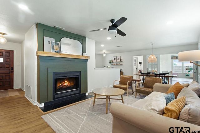 709 N GEORGIA St, Lindale, TX 75771