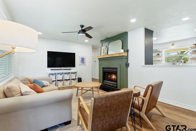 709 N GEORGIA St, Lindale, TX 75771