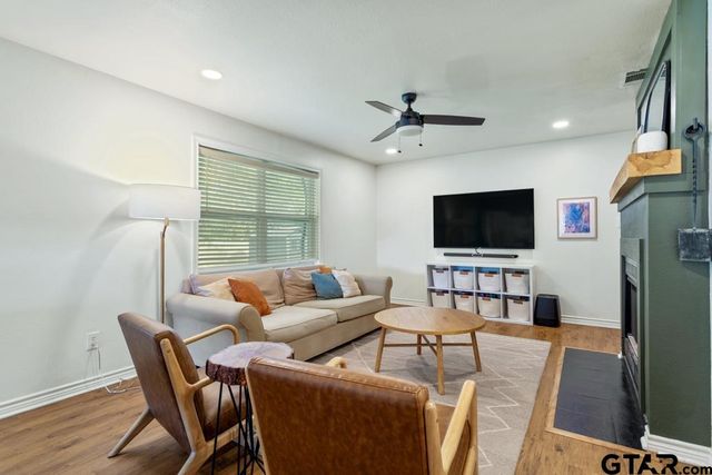 709 N GEORGIA St, Lindale, TX 75771