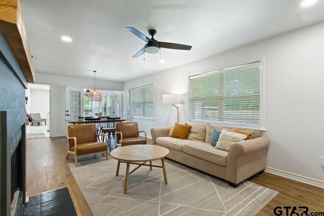 709 N GEORGIA St, Lindale, TX 75771