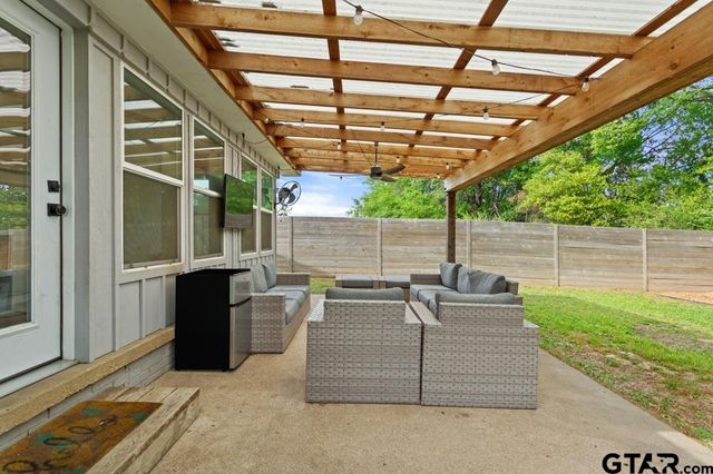 709 N GEORGIA St, Lindale, TX 75771