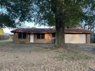 1404 N White Oak Road, White Oak, TX 75693