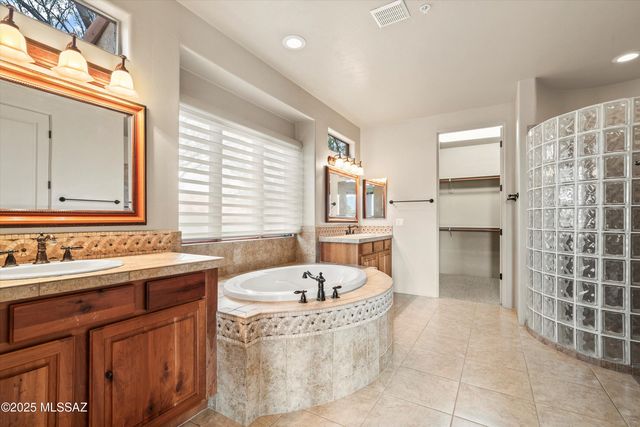 1547 S Walnut Spring Place, Green Valley, AZ 85614