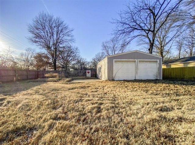 11426 Applewood Drive, Kansas City, MO 64134