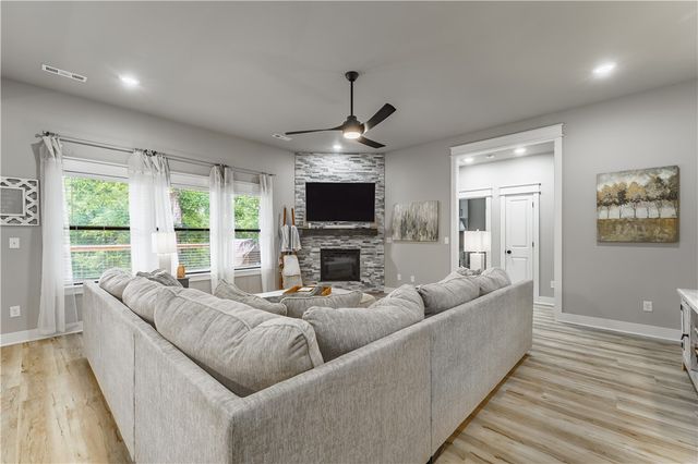 16 Hawthorn Lane, Bella Vista, AR 72715