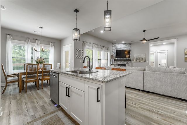 16 Hawthorn Lane, Bella Vista, AR 72715
