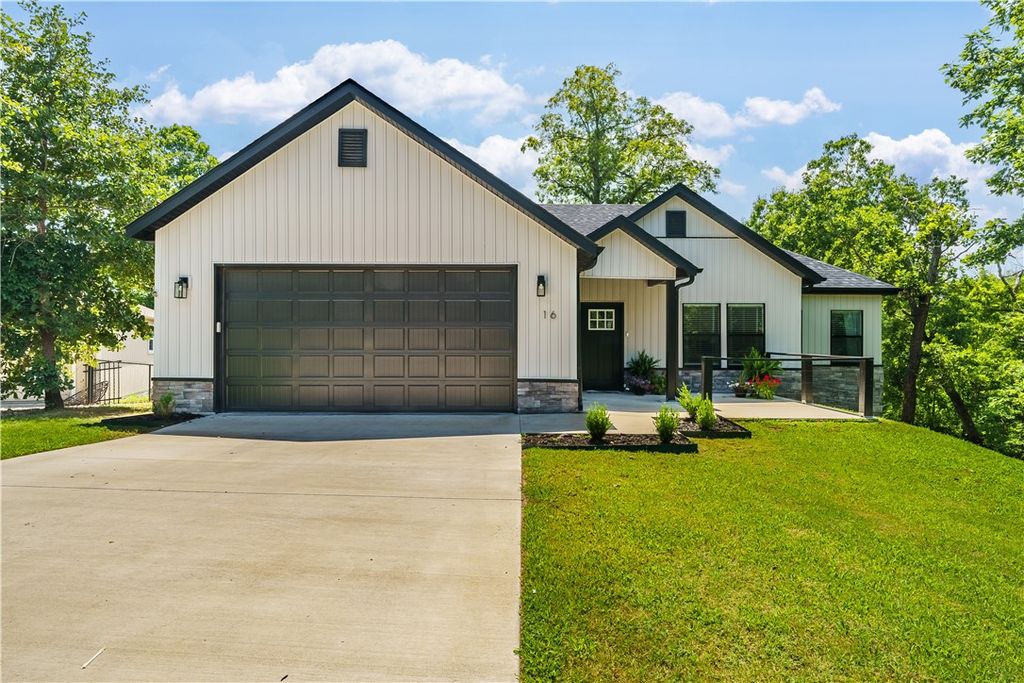 16 Hawthorn Lane, Bella Vista, AR 72715