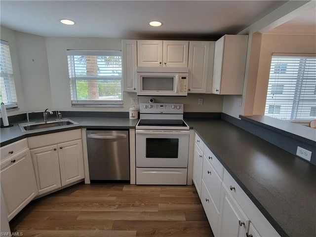 21 High Point CIR E # 201, Naples, FL 34103