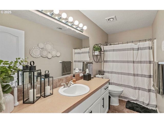 208 SALMONBERRY Ln, Longview, WA 98632