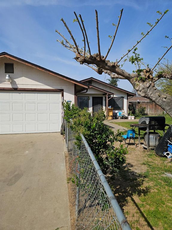 Image 1 of property listing at 259 E Evening Glow Circle, Reedley, CA 93654