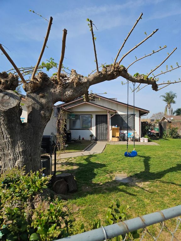 Image 3 of property listing at 259 E Evening Glow Circle, Reedley, CA 93654