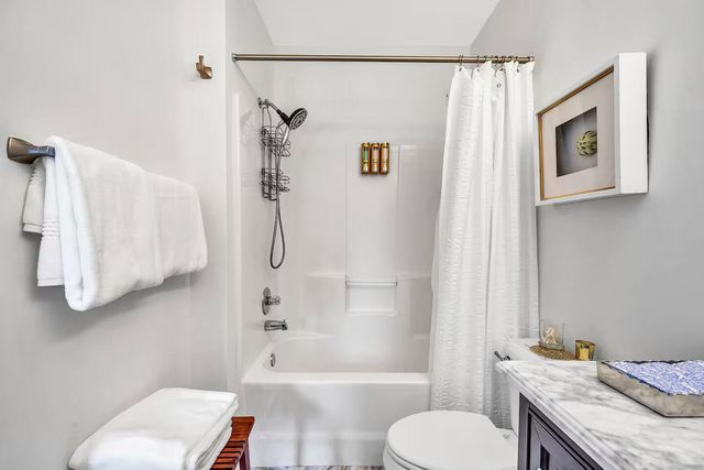 1273 Graves Harbor Trl Apt 3203, Huddleston, VA 24104