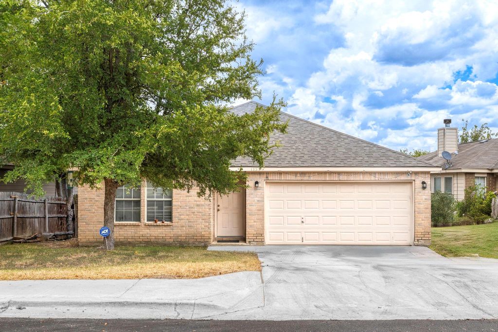 1225 Hilltop DR, San Marcos, TX 78666
