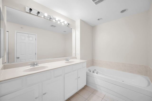 1028 Orchard Pond Court, Lake Zurich, IL 60047