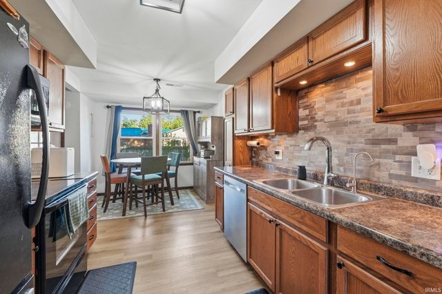 6911 Wolfsboro Lane, Fort Wayne, IN 46835