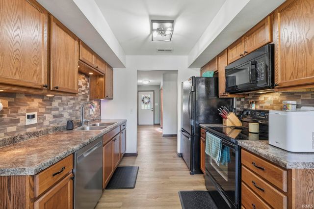 6911 Wolfsboro Lane, Fort Wayne, IN 46835