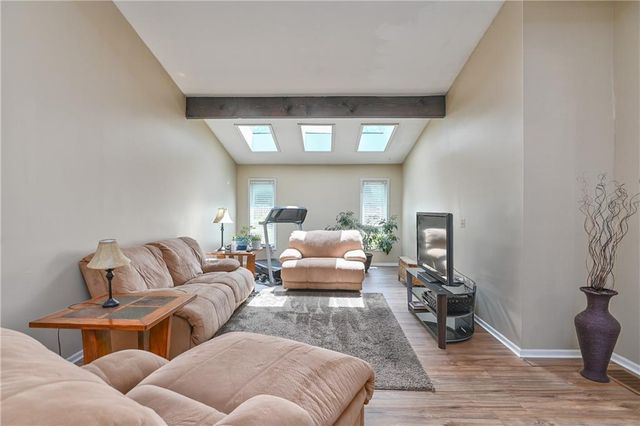 8515 NW Pomona Avenue, Kansas City, MO 64152