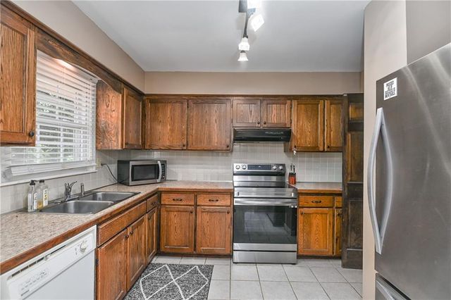 8515 NW Pomona Avenue, Kansas City, MO 64152