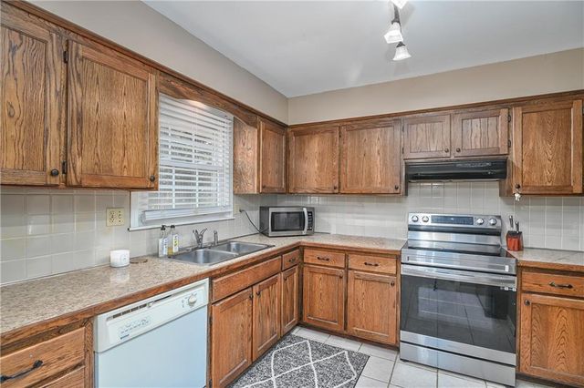 8515 NW Pomona Avenue, Kansas City, MO 64152