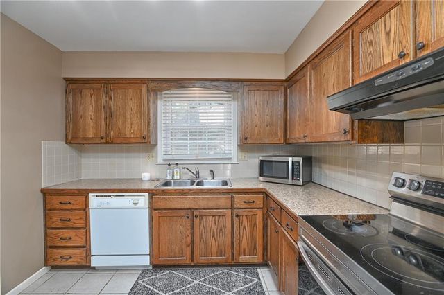 8515 NW Pomona Avenue, Kansas City, MO 64152