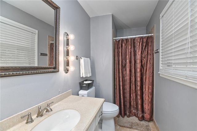 8515 NW Pomona Avenue, Kansas City, MO 64152